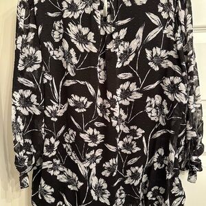 NWT FLORAL BLOUSE W/ BUBBLE HEM
BEAUTIFUL SLEEVES